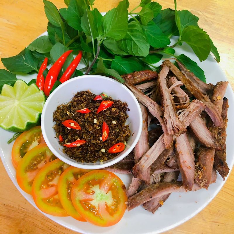 Bò khô chấm muối kiến vàng, hương vị khó quên khi ghé thăm phố núi Gia Lai - Ảnh 5. Bò khô chấm muối kiến vàng, hương vị khó quên khi ghé thăm phố núi Gia Lai - Ảnh 5.