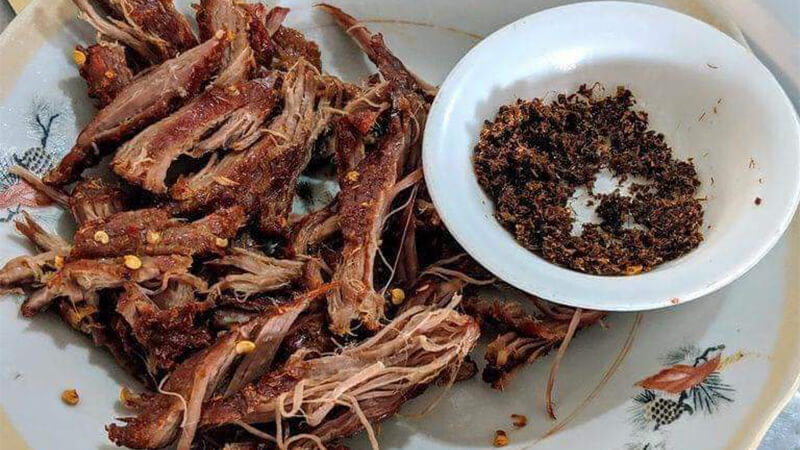 Bò dưới nắng muối kiến ​​vàng 