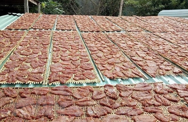 Phơi nóng: Phơi thịt dưới ánh nắng mặt trời giúp thịt thơm ngon hơn.