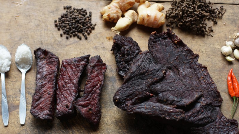 Thịt trâu gác bếp là gì? Cách chế biến, bảo quản thịt trâu gác bếp được lâu